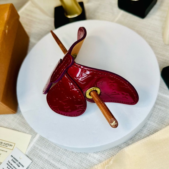 EUC Rare Louis Vuitton Burgundy Monogram Vernis Conte de Fees Butterfly Hair Pin - Picture 8 of 17